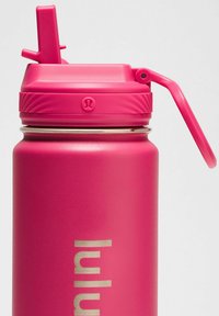 Magentová kovová láhev na vodu s texturovaným úchytem, šikmým výtokem a víčkem na zaklapnutí. Obsahuje výrazné logo na boku.