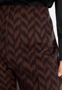 Marc Cain FATSA - Stoffhose - deep wood