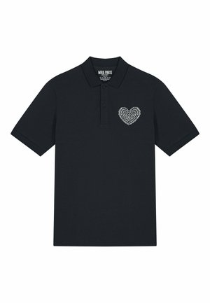 Zwarte poloshirt met korte mouwen, voorzien van een wit hartontwerp op de linkerborst. Gemaakt van textuurstof met een klassieke kraag.