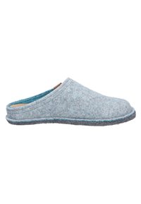 Pantofole in feltro azzurro chiaro con apertura sul retro, caratterizzate da un morbido rivestimento interno e una suola esterna in gomma grigia resistente. Accenti di cuciture sottili.