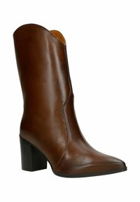 Hnědá kožená kotníková bota s špičatou špičkou a mírně zakřiveným horním okrajem, s masivním blokovým podpatkem a hladkou texturou.