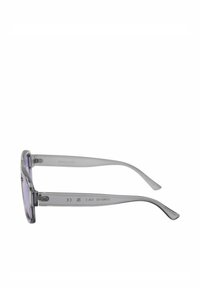 Lunettes de soleil rectangulaires claires avec des verres teintés en violet. Fabriquées en plastique transparent gris. Dotées de branches lisses avec une gravure subtile.
