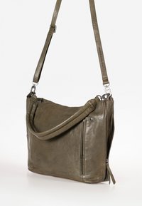 Olivengrüne Lederhandtasche mit curvy Oberseite, verstellbarem Tragegurt und zwei seitlichen Reißverschlusstaschen. Glatte Textur mit glänzenden Akzenten.