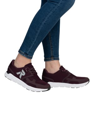 Bordové sportovní boty s vrchní částí z síťoviny a textilu, bílou mezipodešví, černou podešví a tkaničkami; na boku má logo.