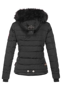 Zwarte pufferjack met een faux fur capuchon, gequilt ontwerp, knoopaccenten aan de onderkant en geribde manchetten. Voorzien van een gesp bij de nek.