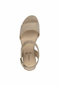Sandale en daim beige avec une large bride avant et une boucle à la cheville. Semelle intérieure en mousse douce et design minimaliste. Style ouvert à l'avant.