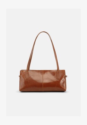 Geantă dreptunghiulară maro din piele, cu două curele lungi de umăr, finisaj neted și lucios și design minimalist pe un fundal simplu.