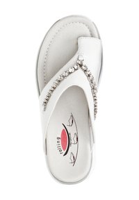 Sandale en plastique blanche avec une finition texturée, présentant un ornement en strass le long des lanières et des semelles rembourrées pour le confort.