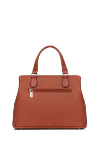 Brązowa skórzana torebka z dwoma uchwytami na górze, zapinaną na zamek tylną kieszenią oraz czarnymi akcentami po bokach. Gładka tekstura i uporządkowany kształt.