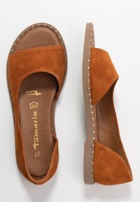 Ruske nubuk slip-on balletke s zaobljenim nosom, sa rezbarijama i dekorativnim zakovicama duž ivice đona.