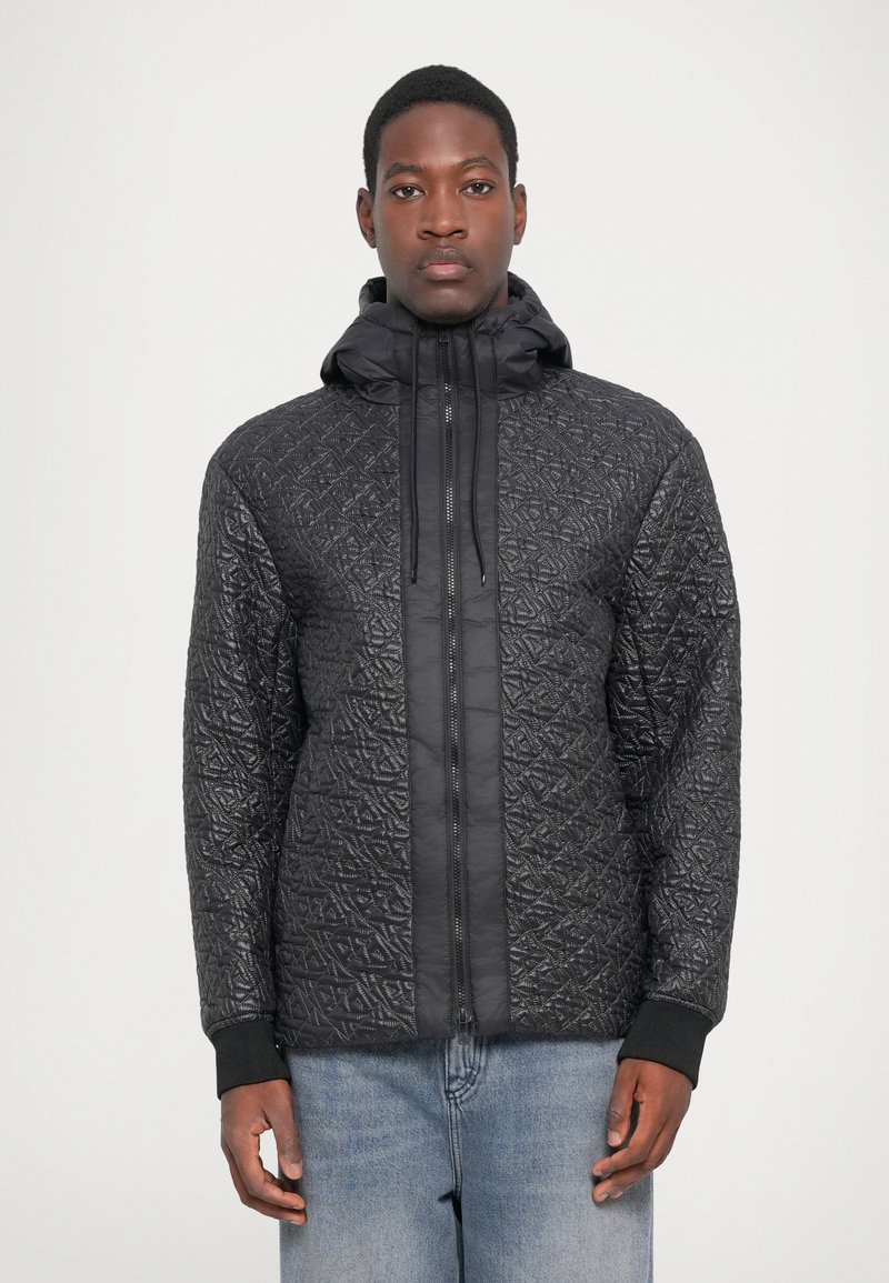 Schwarze steppjacke aus glänzendem material mit einer kordelzugkapuze, ausgestattet mit einem durchgehenden reißverschluss und einem kontrastierenden strukturierten muster.