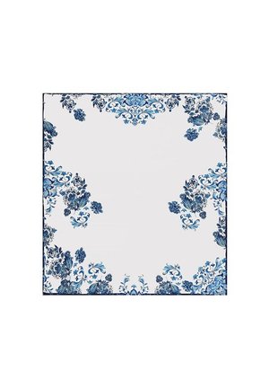 Kwadratowa biała chusta z misternymi niebieskimi wzorami kwiatowymi skoncentrowanymi wokół krawędzi i narożników.