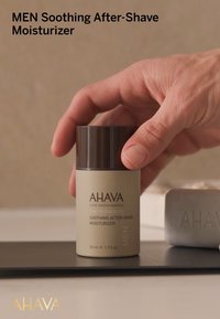 AHAVA Men Soothing After-Shave Moisturizer i en 50 ml beige behållare med ett mörkbrunt lock; cylindrisk form med matt yta och tydlig text.
