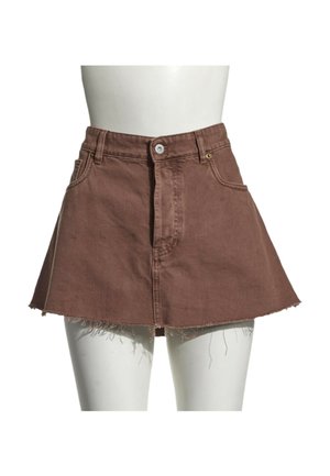 Mini-jupe en denim marron avec ourlet effiloché, bouton au devant et poches, présentée à la taille et sur le haut des jambes d'un mannequin blanc.