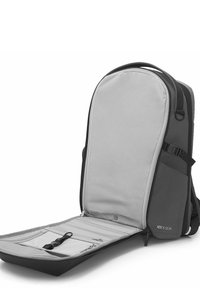 Zaino nero e grigio con un design aperto, dotato di un interno imbottito, molteplici tasche per la conservazione e una chiusura con zip liscia.