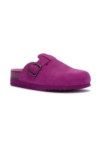 Fuchsia mockasin i mocka med rund tå, justerbar rem och spänne, texturerad yta och en tjock, texturerad gummisula.