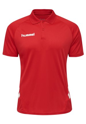 Rode poloshirt van gladde stof met een kraag, twee knopen en een wit logo op de linkerborst. Heeft witte accenten aan de zijkanten.
