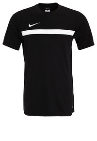 T-shirt de sport Nike noir à manches courtes avec une bande horizontale blanche et un logo Nike blanc sur la poitrine.