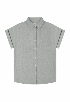 Lichtgrijs overhemd met korte mouwen, knopen en een kraag, twee borstzakken en een klein "Lee"-label op de rechterborstzak.