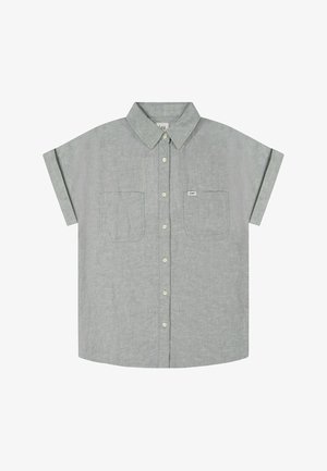 Vaaleanharmaa lyhythihainen kauluksellinen napillinen paita, jossa on kaksi rintataskua ja pieni "Lee"-merkki oikeassa taskussa.