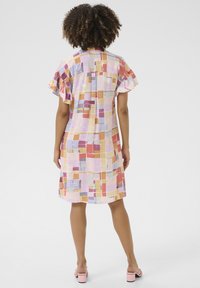 Multicolor jurk met een patchworkontwerp in pasteltinten, korte geraffineerde mouwen en een losse pasvorm, met een rechte zoom.