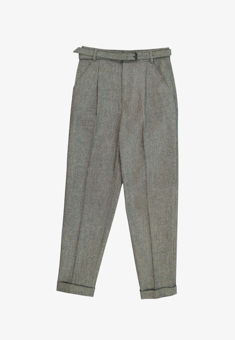 Pantalon gris taille haute sur mesure avec plis, passants de ceinture, poches latérales et revers, posé à plat sur fond blanc.