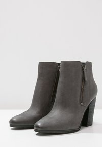 MICHAEL Michael Kors High Heel Stiefelette - grey