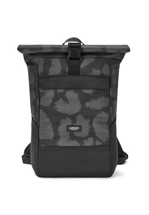 Rucsac negru cu un model texturat de camuflaj întunecat. Dispune de bretele ajustabile, închidere tip roll-top și o buzunare frontală cu un logo.