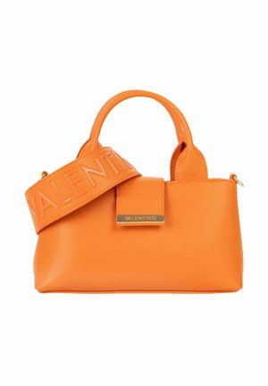 Sac à main orange Valentino avec double poignée, large bandoulière embossée Valentino et plaque logo couleur or sur le rabat avant.