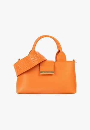 Borsa arancione Valentino con doppi manici, ampia tracolla in rilievo Valentino e placchetta logo color oro sulla patta anteriore.