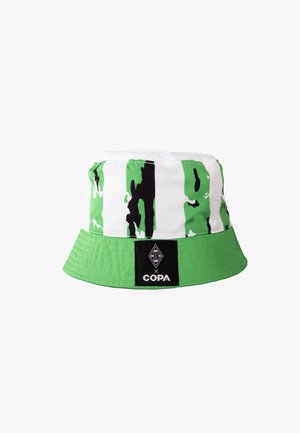 Bakkerhoed met een wit en groen camouflagepatroon, met een groene rand en een zwart label met witte tekst en logo aan de zijkant.