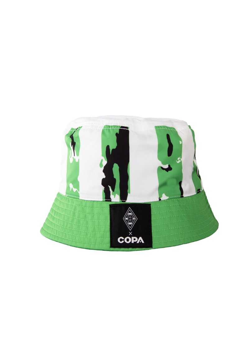 Bakkerhoed met een wit en groen camouflagepatroon, met een groene rand en een zwart label met witte tekst en logo aan de zijkant.