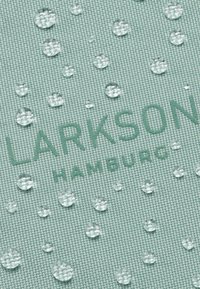 Texturovaná světlá zelená tkanina s kapkami vody a vyraženým textem "LARKSON HAMBURG" ve podobné barvě pod ním.