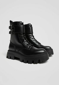 Stradivarius Cowboy- / bikerstøvlette - black