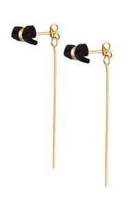 Guldtonade örhängen med svarta tyginslag. Har förlängda, slanka metalldelar och texturerade detaljer nära örat. Elegant design.