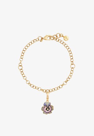 Kuldne kettkäevõru sinise ja lillaka karikakra lille võlu ja väikese ümmarguse sildiga kinnitusklambri lähedal.