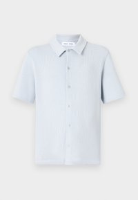 Camicia azzurro chiaro a maniche corte realizzata in tessuto a rete testurizzato, con chiusura a bottoni e colletto classico. Cinque bottoni visibili.