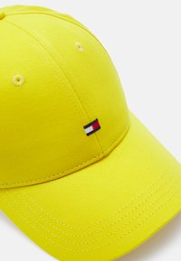Tommy Hilfiger SMALL FLAG UNISEX - Kapa - valley yellow