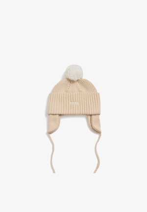 Beżowa, dziana czapka z ryżowym splotem, z zawiniętym brzegiem, uszami oraz puszystym pomponem na górze; posiada logo marki w kolorze białym.
