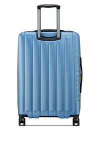 Blauwe harde koffer met verticale ribbels, uitschuifbaar handvat, dubbele wielen en reliëf merklogo aan de zijkant. Gladde textuur.