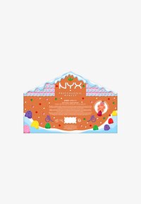 Kit de maquillage NYX Professional Makeup dans un design de maison en pain d'épice, avec un fond orange, des accents de glaçage bleu et des détails de bonbons colorés.