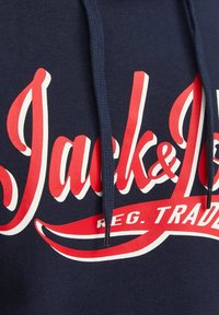 Navyblauer Hoodie mit einem roten und weißen "Jack & Jones"-Grafik. Verfügt über eine Kordelzugkapuze und eine weiche Stofftextur. Lässiges Design.