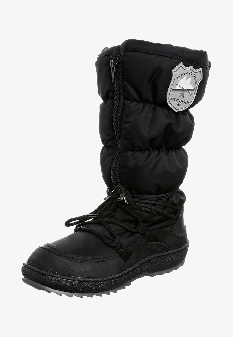 Botte de neige noire avec une tige en nylon rembourrée, un cordon de serrage réglable, une semelle en caoutchouc robuste et un écusson argenté avec logo sur la tige.