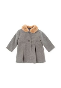 Abrigo de lana gris con cuello de pelo sintético, con cierre de botones y diseño con plisados. Mangas largas y corte recto. Textura suave.