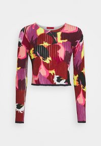 Dlouhý rukáv ribkovaný crop top v živém květinovém vzoru s odstíny červené, růžové, žluté a černé, s kulatým výstřihem a těsným střihem.