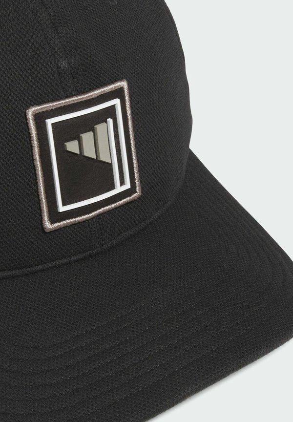 PIQUÉ BASE BEYOND GRAPHIC - Cap3