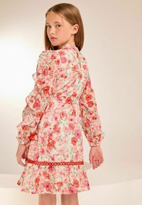 Lipsy REGULAR FIT - RUFFLE SLEEVE SPARKLE - Vestido informal - pink floral