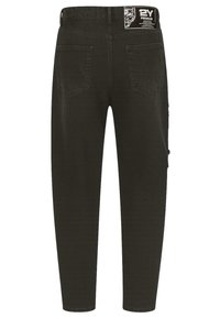 Pantalones cargo de denim negro con un ajuste tapered, cinturilla elástica, dos bolsillos traseros y un bolsillo lateral tipo cargo. Tejido texturizado con costuras reforzadas.