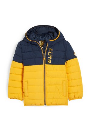 Veste matelassée pour enfants avec partie supérieure et capuche bleu marine, partie inférieure et manches jaunes, fermeture éclair à l'avant, deux poches et texte du logo sur la poitrine.
