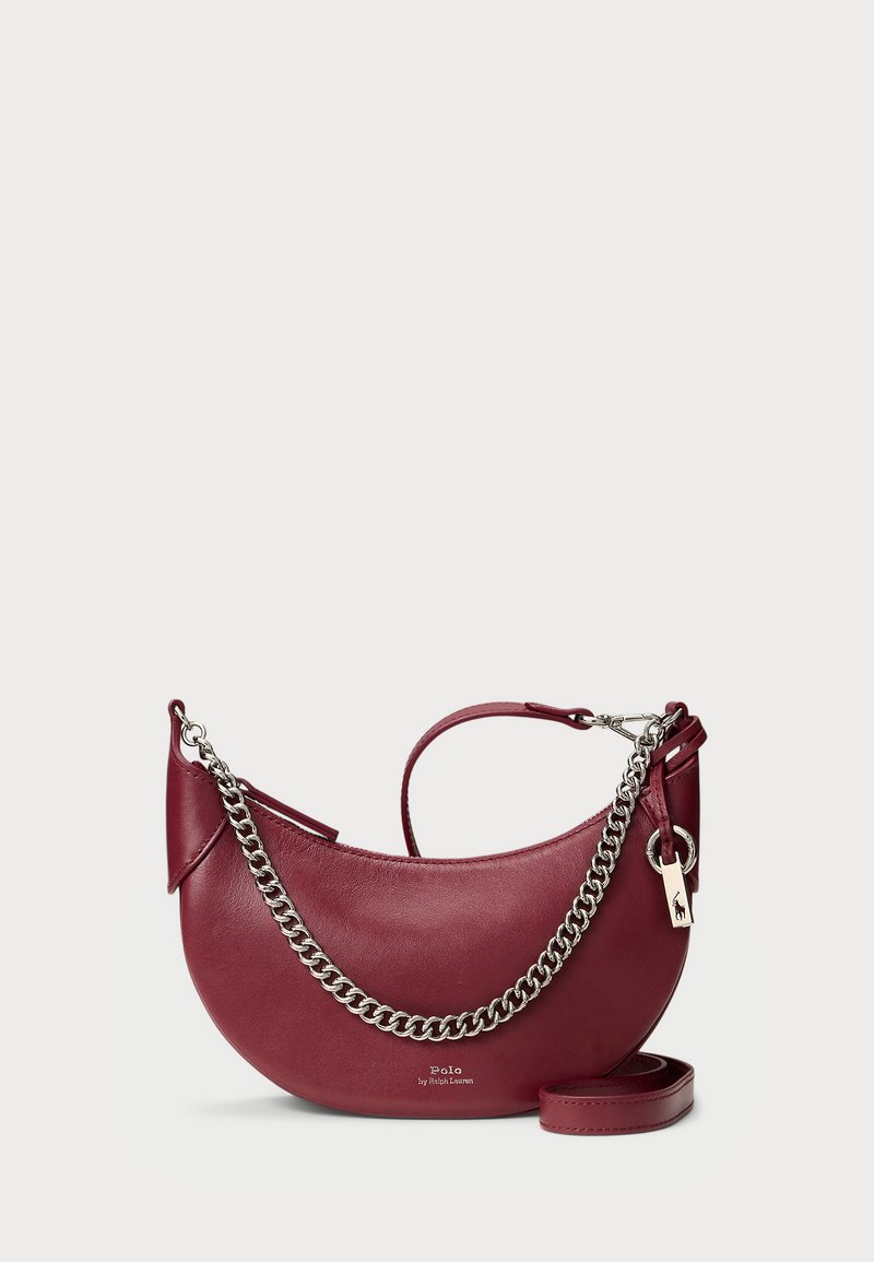 Geantă de mână din piele burgundy, cu o formă curbată, curea din lanț argintiu și mână scurtă. Are un logo și o textură netedă. Include o curea detasabilă.